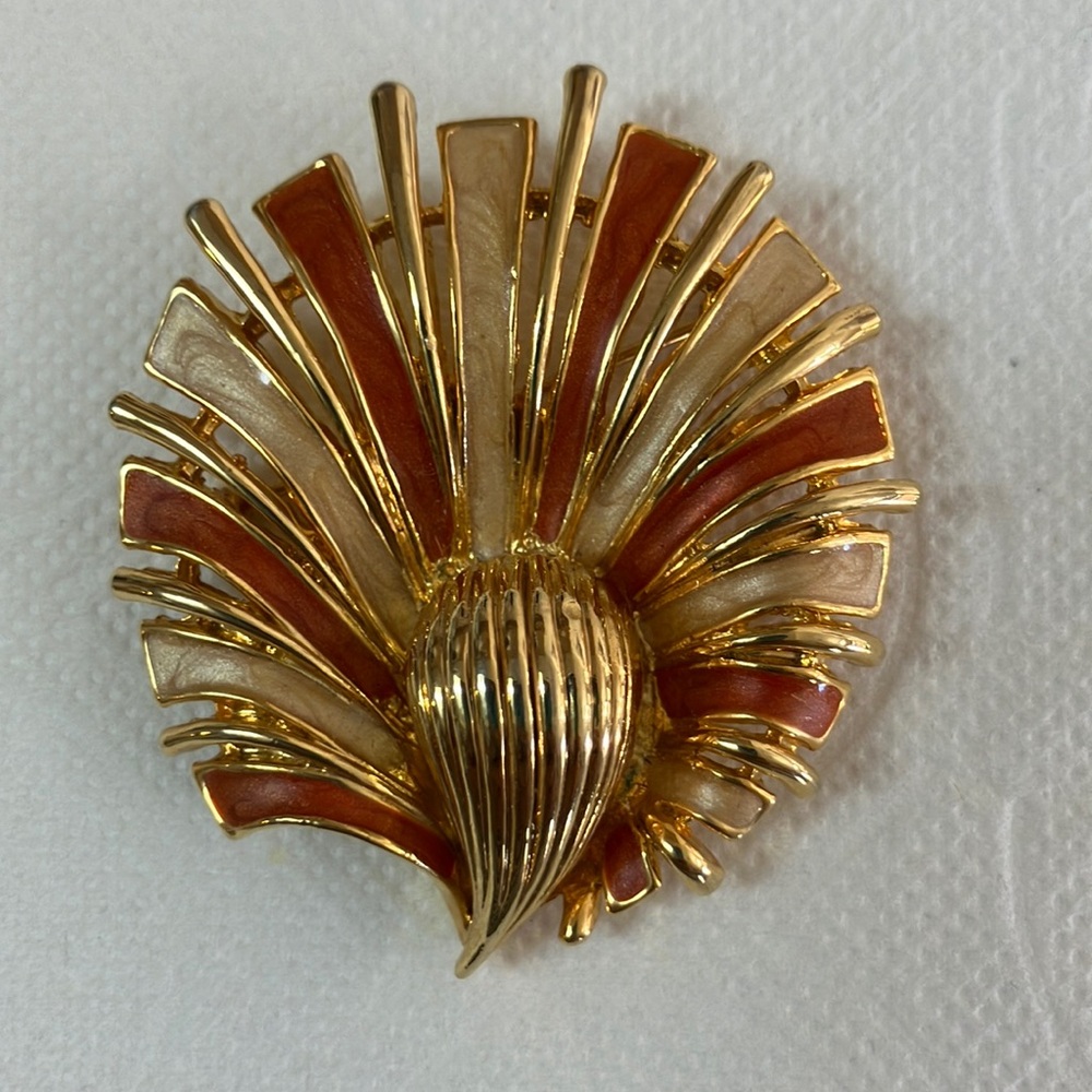 Elegant Vintage Gold Shell Brooch with beige and rust enamel like new